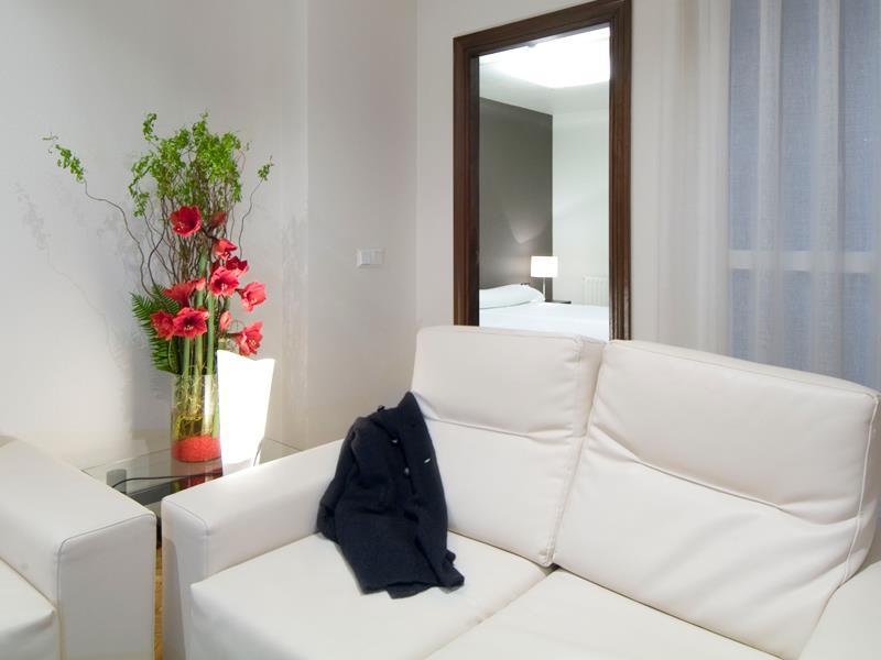 Apartamentos Mendebaldea Suites Pamplona Habitación foto