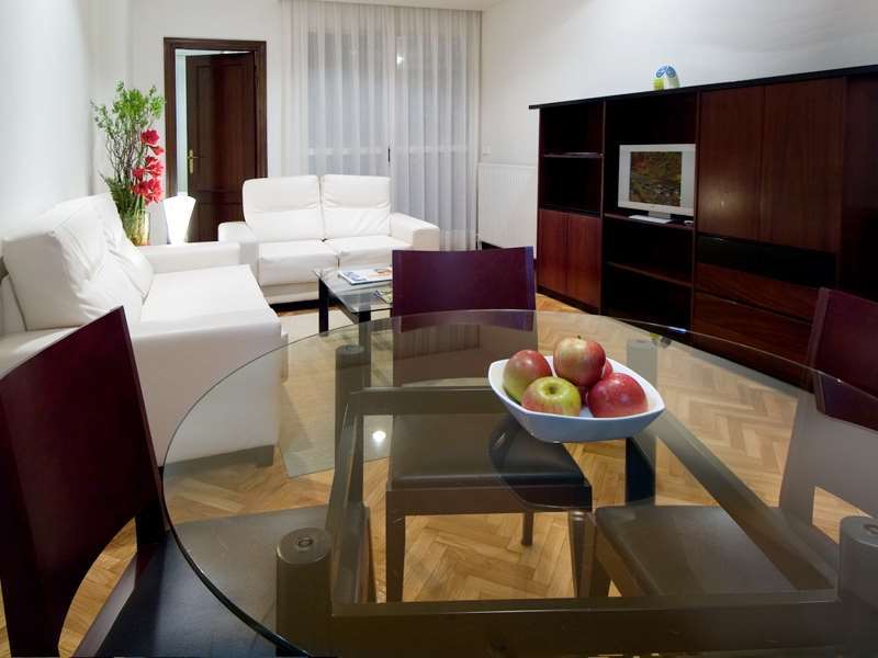 Apartamentos Mendebaldea Suites Pamplona Habitación foto