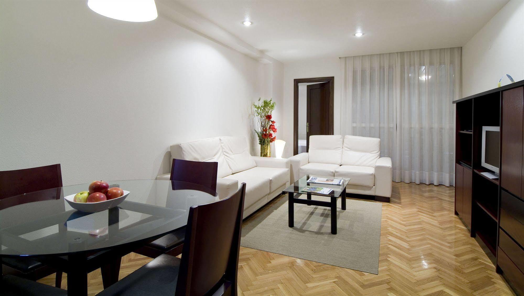 Apartamentos Mendebaldea Suites Pamplona Exterior foto